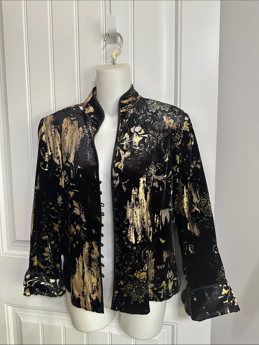 Gorgeous JS Collection Black Metallic Gold accents 10 Appears New
